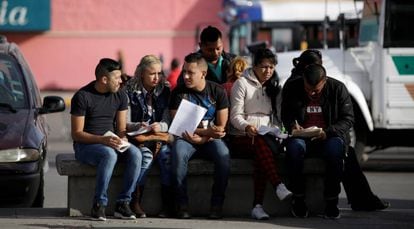 Desempleados rellenan formularios para conseguir un trabajo en Ciudad Ju&aacute;rez, Mexico. &nbsp;