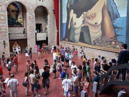 Los visitantes llenan una de las principales salas del Teatro-Museo de Figueres. 