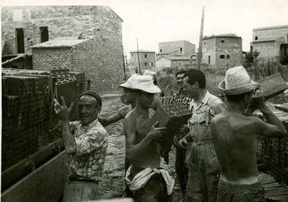 Universitarios, en una construcción de viviendas en Bañolas (Girona), en 1961.