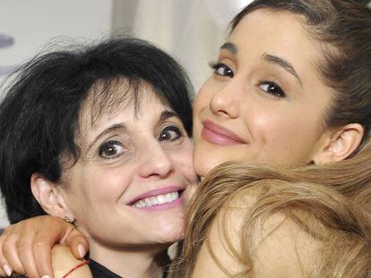 La cantante Ariana Grande y su madre, Joan Grande, en los American Music Awards de 2013.