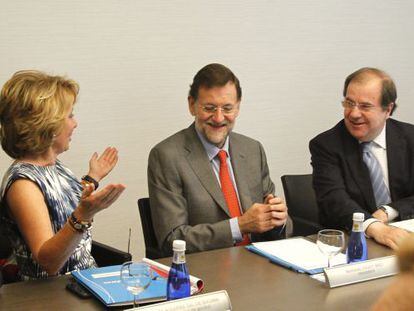 Mariano Rajoy, junto a Esperanza Aguirre y Juan Vicente Herrera, durante la reunión con los presidentes de las comunidades gobernadas por el PP