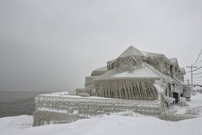 A house covered in ice floes in Buffalo, New York state. 