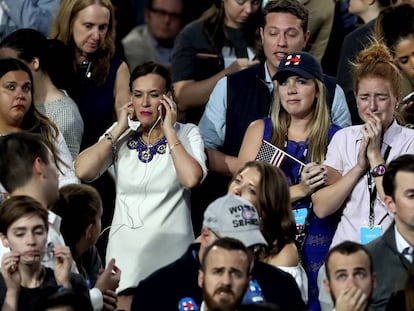 Seguidores dem&oacute;cratas siguen en Nueva York el recuento de votos.