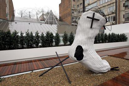 El emblemático y polémico 'calcetín' del artista Antoni Tàpies, en la terraza exterior de la sede de la Fundación Antoni Tàpies de Barcelona.
