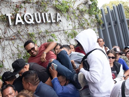 Un grupo de revendedores se metieron por la fuerza entre gritos y empujones hasta el frente de la fila en la zona de taquillas de la Arena Ciudad de México, durante la espera para conseguir boletos para los conciertos de Luis Miguel.