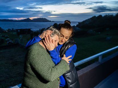 Gloria Padín Costas, hermana del capitán Enrique Padín y madre de Eduardo Rial Padín, se abrazaba con la novia de su hijo, Sara Prieto, el martes en Cangas, tras conocer que ambos sobrevivieron al naufragio del 'Villa de Pitanxo'.