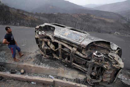 Un hombre observa un vehículo quemado en el pueblo de Oeud Das en Bejaia, Argelia, este martes.
