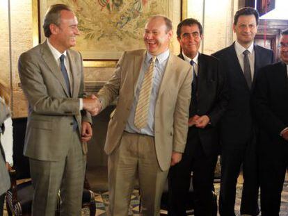 El presidente Alberto Fabra y el jefe de la delegaci&oacute;n de eurodiputados, Derek Vaughan.