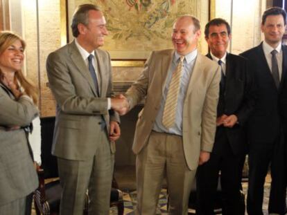 El presidente Alberto Fabra y el jefe de la delegaci&oacute;n de eurodiputados, Derek Vaughan.