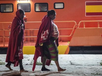 Una mujer embarazada llega al puerto de Málaga tras ser rescatada en octubre de 2018.