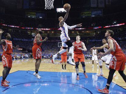 Westbrook salta a canasta en el partido contra los Rockets.