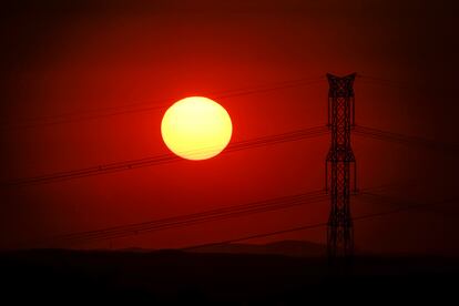 Puesta de sol junto a una torre de alta tensión en las Sierras de las Subbéticas cordobesas.