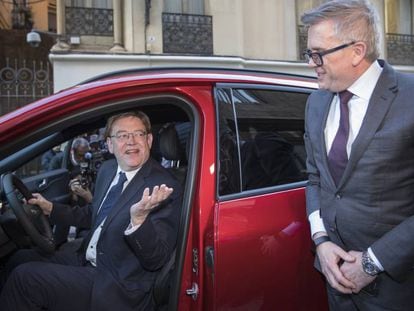 El presidente de la Generalitat valenciana, Ximo Puig, al frente del volante del nuevo Kuga híbrido enchufable, con el presidente de Ford Europa, Stuart Rowley, este jueves en Valencia.