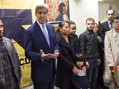 John Kerry visita un centro de refugiados tras anunciar un programa para centroamericanos