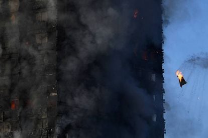 El fuego, de enormes dimensiones, se desató en la Torre Grenfell, en el barrio de Kensington.