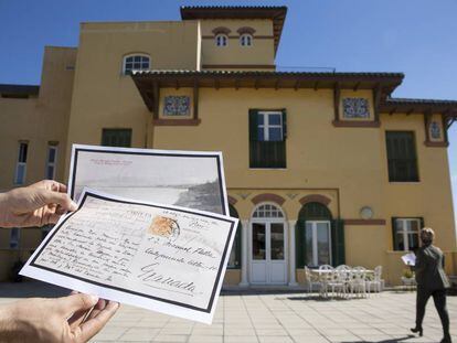 Edificio de la Subdelegación del Gobierno en Málaga, que fue un hotel en el que veraneaba García Lorca con su familia. En primer término, postales del escritor remitidas a Manuel de Falla.