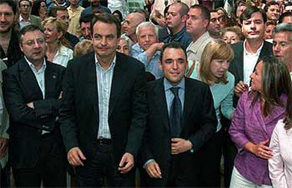 José Blanco, José Luis Rodríguez Zapatero, Rafael Simancas y Trinidad Jiménez, que conversa con María Teresa Sáez, en la celebración de los resultados electorales del PSOE, el pasado 1 de junio.