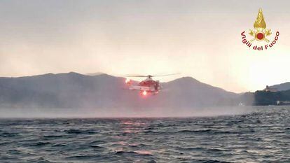 Un helicóptero participa en las tareas de rescate en el naufragio en el Lago Maggiore, en el norte de Italia, este 28 de mayo de 2023, en una imagen del cuerpo italiano de bomberos.
