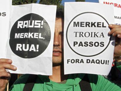 Carteles contra Angela Merkel en Lisboa. 