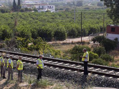 Técnicos de ADIF inspeccionan la zona de la vía donde fue localizada la menor. Daniel Pérez EFE