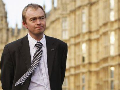 Tim Farron, ante la sede del Parlamento.