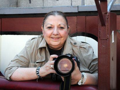 La escritora y fotógrafa Muriel Feiner, en el callejón de la plaza de Las Ventas.