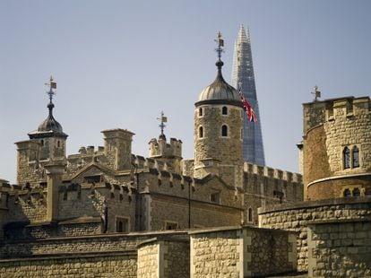 Los escritores del XIX y las peklículas de época han popularizado la expresión “enviar a la Torre” como sinónimo de “enviar a prisión”, y han dado una fama de lugar terrible a la Torre de Londres (www.hrp.org.uk/tower-of-london), del siglo XI, actualmente atracción turística de la capital británica. Lo primero es cierto: entre el inquilino que estrenó sus celdas, el obispo Flambard (que escapó en el año 1100) a los últimos, durante la II Guerra Mundial, hay más de ocho siglos de confinamientos. Lo segundo... también. Se infligieron torturas aunque solo hubo 22 ejecuciones (porque se realizaban en Tower Hill). En el XVI y XVII tuvo su máximo apogeo como prisión y personajes como Isabel I (antes de ser reina) dieron con sus huesos dentro de estos muros.