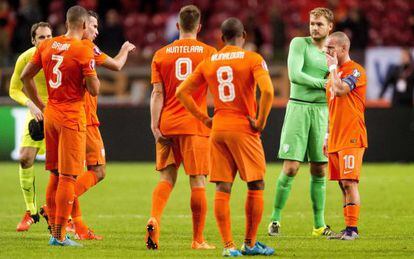 Los jugadores de Holanda tras perder 3-2 contra la República Checa.