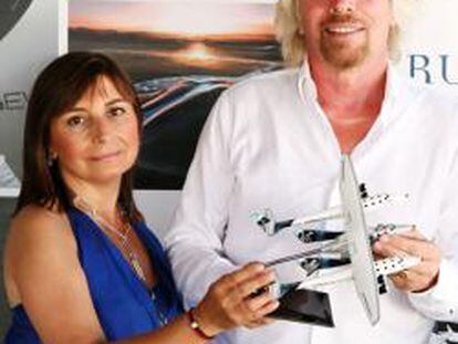Ana Bru, que será la primera española en el espacio, con el empresario británico Richard Brandson, propietario de Virgin Galactic.