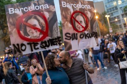 Una pareja exhibe pancartas en contra de la alcaldesa de Barcelona, el pasado 25 de mayo, durante una manifestación en contra de las okupaciones de la plaza de la Bonanova.
