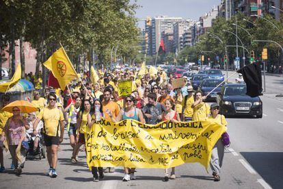 La marcha de la Assemblea Groga, esta mañana a su paso por la avenida Meridiana de Barcelona.