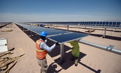 Dos operarios instalan paneles solares en Coahuila (México), en una imagen de archivo.