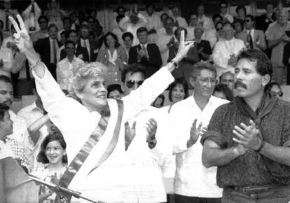 Ceremonia inaugural de la presidenta de Nicaragua Violeta Barrios De Chamorro, junto a su precedesor Ortega, el 25 de abril de 1990.