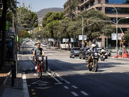 El carril bici de la Via Augusta, en Barcelona, en una imagen de este verano.