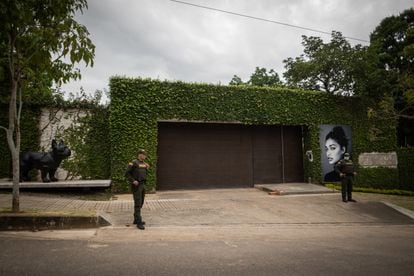 Un par de policías vigilan la casa de descanso del candidato Rodolfo Hernández, en Piedecuesta.