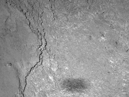 La sombra de la nave espacial `Rosetta´ (abajo en la fotografía) sobre la superficie del cometa 67P/Churyumov-Gerasimenko.