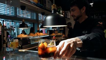 Un camarero sirve una bebida en un bar de Valladolid.