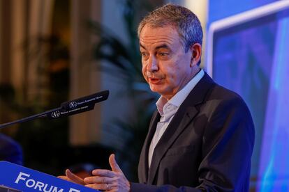 El expresidente del Gobierno, José Luis Rodríguez Zapatero asiste al desayuno informativo celebrado este lunes.