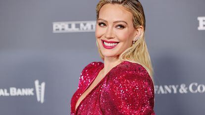 Hilary Duff posa ante los fotógrafos en la gala Baby2Baby en noviembre de 2021 en Hollywood, California.