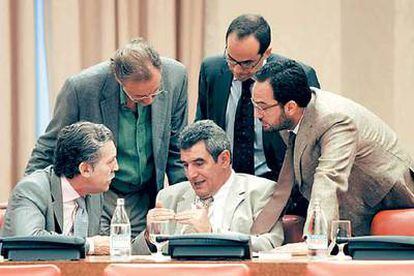 Diputados socialistas, durante la reunión de la Diputación Permanente del Congreso. De izquierda a derecha, Diego López Garrido, Julio Villarrubia y Antonio Hernando. Detrás, Álvaro Cuesta y Francesc Vallés.