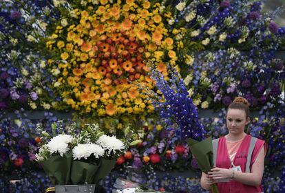 Una trabajadora ultima ramos de flores en el Chelsea Flower Show de Londres.