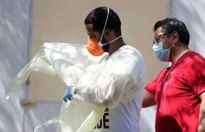 Rojas se prepara para tomar muestras de un paciente sospechoso de coronavirus en el hospital de campaña instalado en el campamento de migrantes de Matamoros.