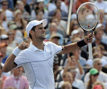 Novak Djokovic celebra su victoria ante Federer.