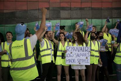 Trabajadores de Ryanair protestan en el exterior de la T2 del aeropuerto de El Prat.
