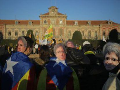 Los manifestantes critican la suspensión del pleno e insultan a Inés Arrimadas