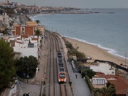 Un tren de Rodalies Renfe a la altura de Montgat, en la línea R1 que une el Maresme con Barcelona.