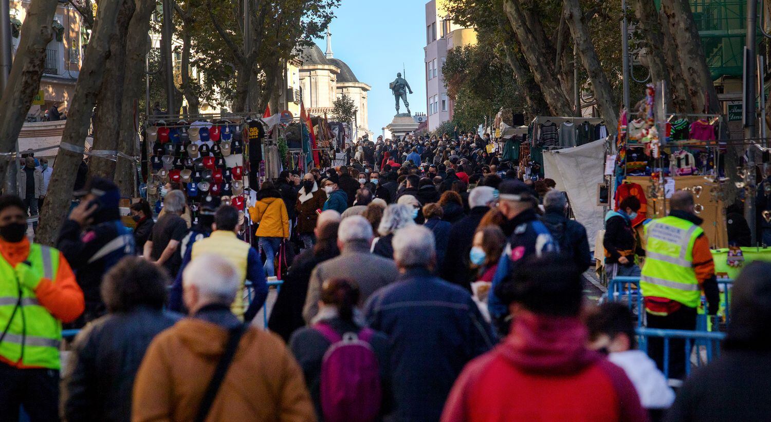 Ambiente en El Rastro, este domingo.