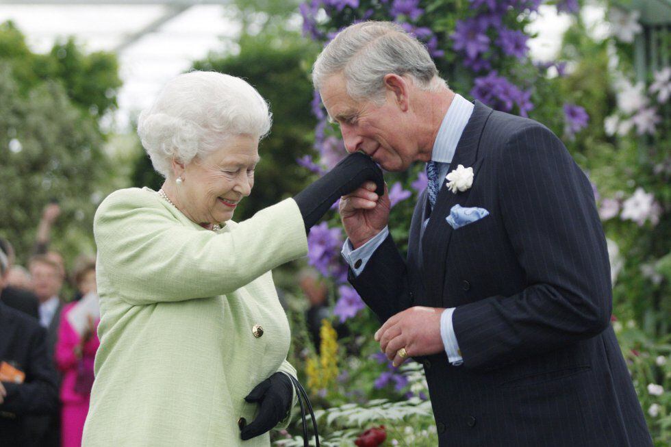 La reina Isabel II junto a su hijo, el príncipe Carlos, en su visita al Chelsea Flower Show de Londres en 2009.