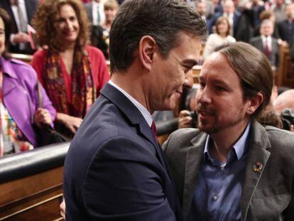 Pedro Sánchez i Pablo Iglesias s'abracen després de la sessió d'investidura, el 7 de gener.