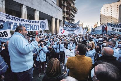 El sindicalista Héctor Daer encabeza una manifestación de trabajadores sanitarios el pasado julio en Buenos Aires.